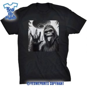 Sasquatch-Bigfoot-Rock-On-Selfie-With-UFO-Alien